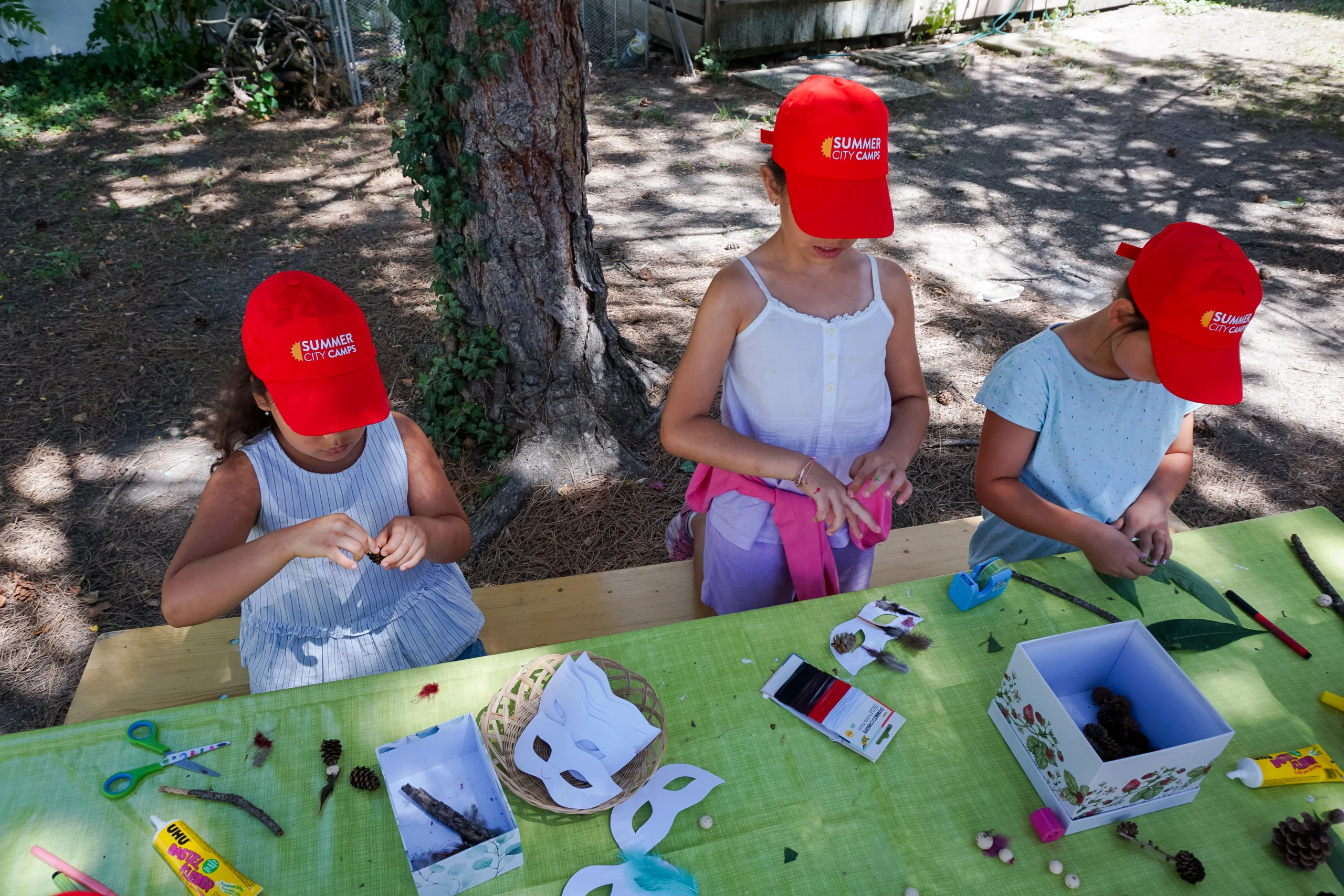 kinder beim basteln in der natur