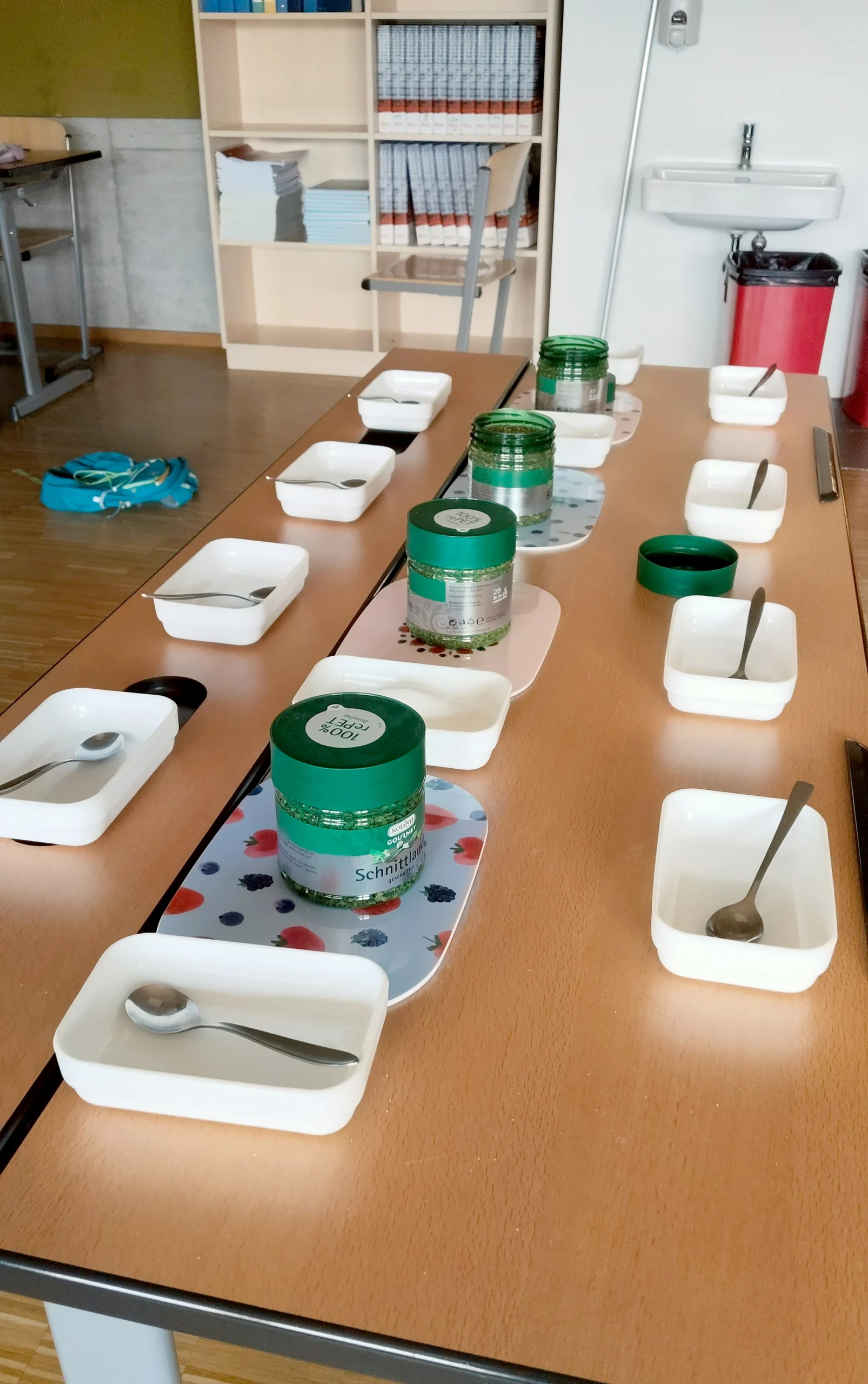 tisch für kräutersalz