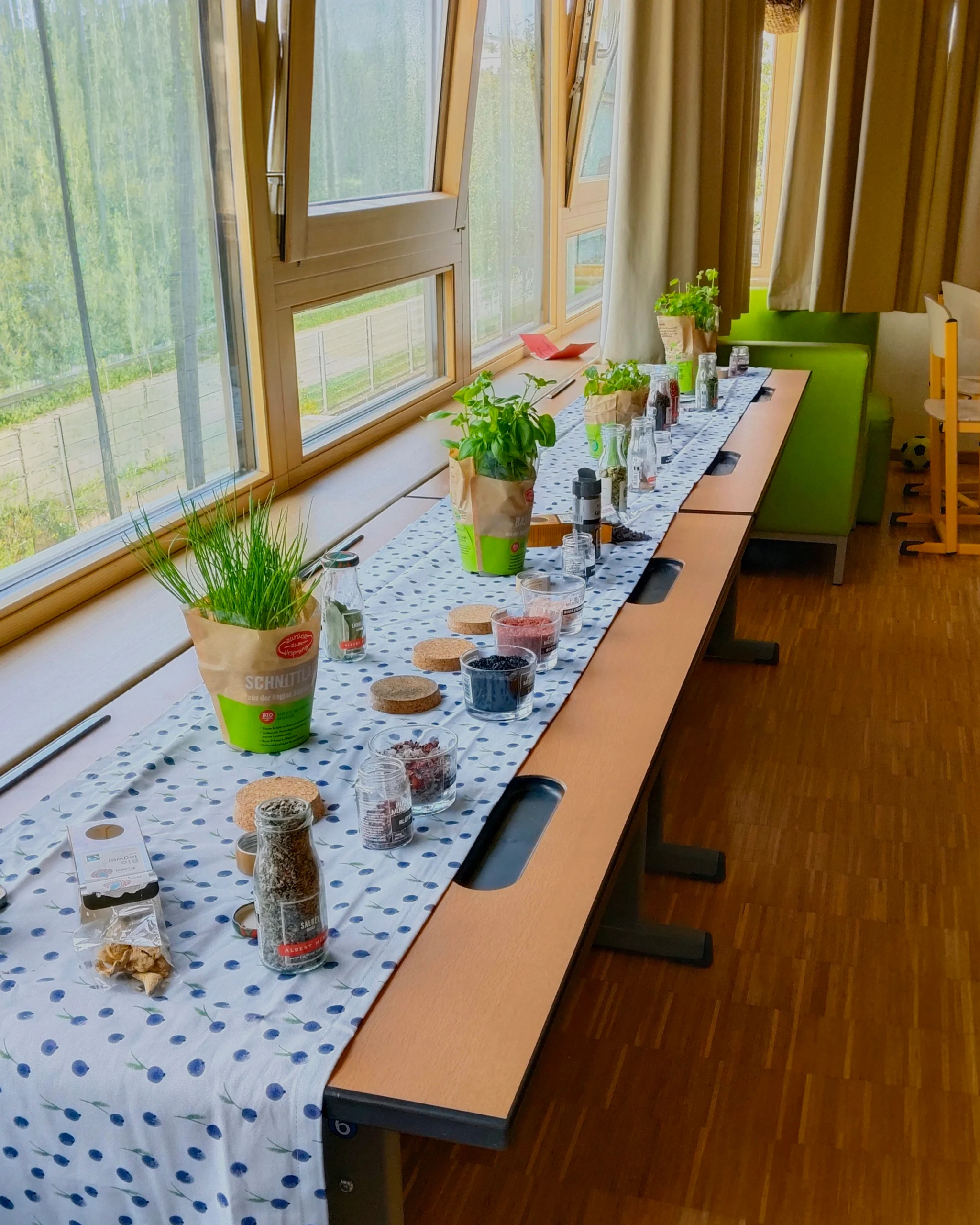 tisch mit vielen gewürzen